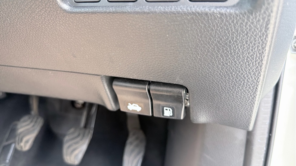 Nissan Qashqai 1.3 DiG-T N-Connecta 5dr Petrol Hatchback - Image 36