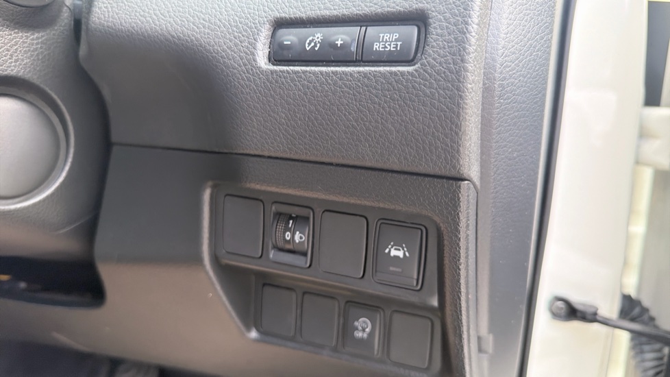 Nissan Qashqai 1.3 DiG-T N-Connecta 5dr Petrol Hatchback - Image 37