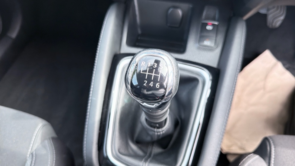 Nissan Qashqai 1.3 DiG-T N-Connecta 5dr Petrol Hatchback - Image 40