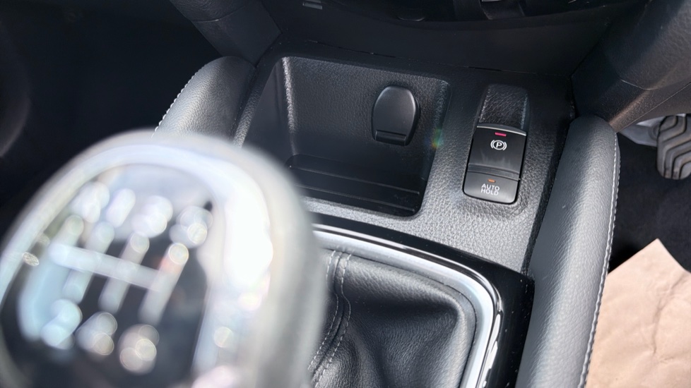 Nissan Qashqai 1.3 DiG-T N-Connecta 5dr Petrol Hatchback - Image 41