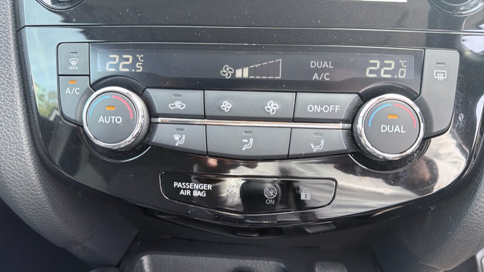 Nissan Qashqai 1.3 DiG-T N-Connecta 5dr Petrol Hatchback - Image 42