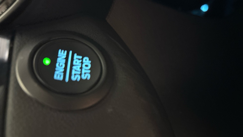 Ford Kuga 2.5 FHEV ST-Line X Edition 5dr CVT Hybrid Estate - Image 31