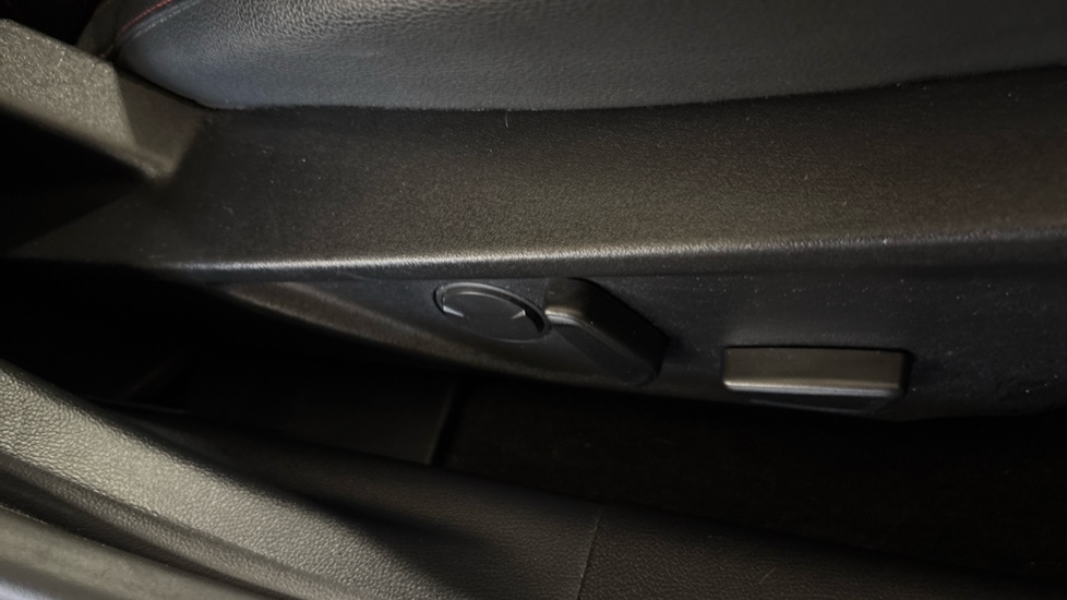 Ford Focus 1.0 EcoBoost Hybrid mHEV 125 ST-Line X Edition 5dr Petrol Hatchback - Image 42