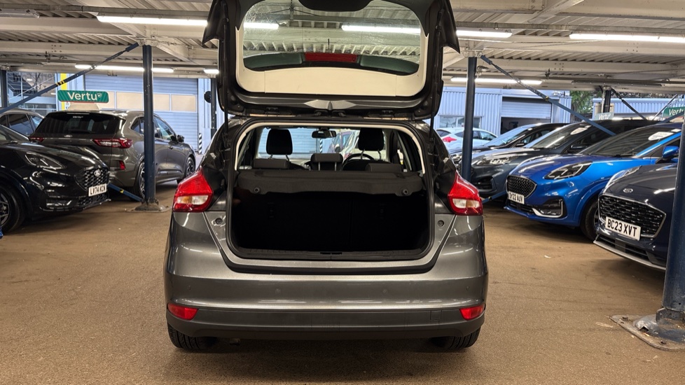 Ford Focus 1.0 EcoBoost Zetec 5dr Petrol Hatchback - Image 4