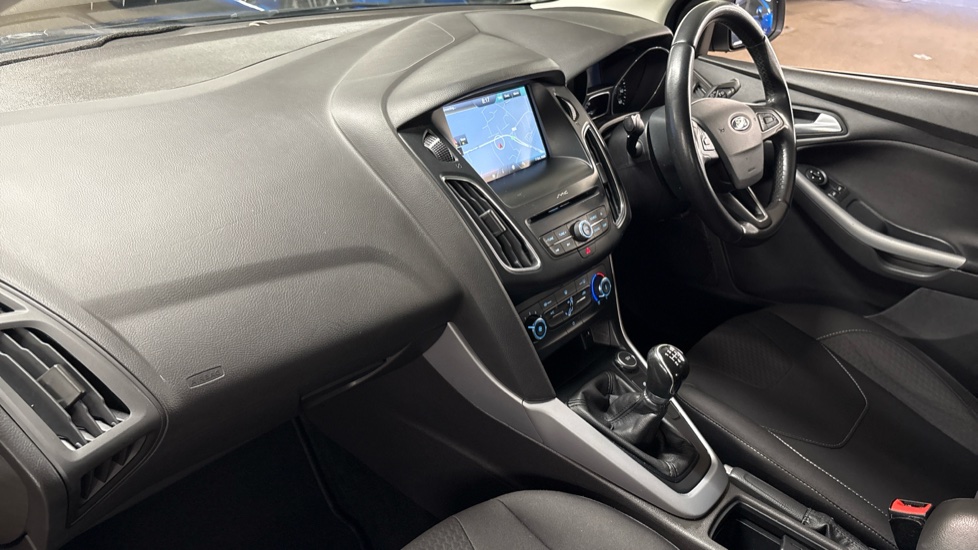 Ford Focus 1.0 EcoBoost Zetec 5dr Petrol Hatchback - Image 9