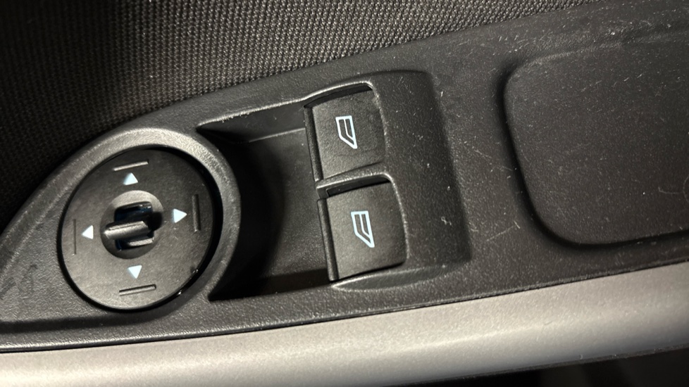 Ford Focus 1.0 EcoBoost Zetec 5dr Petrol Hatchback - Image 21