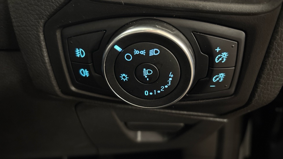 Ford Focus 1.0 EcoBoost Zetec 5dr Petrol Hatchback - Image 24