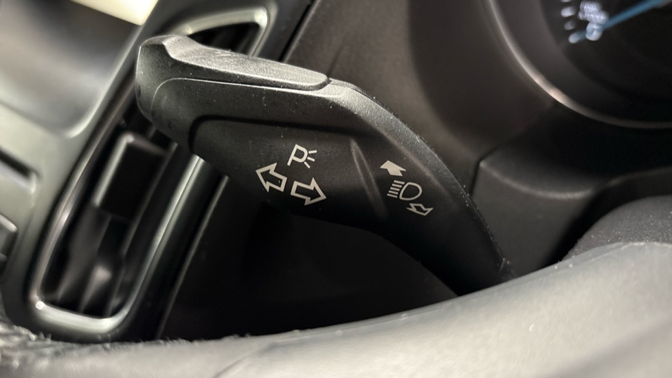 Ford Focus 1.0 EcoBoost Zetec 5dr Petrol Hatchback - Image 30