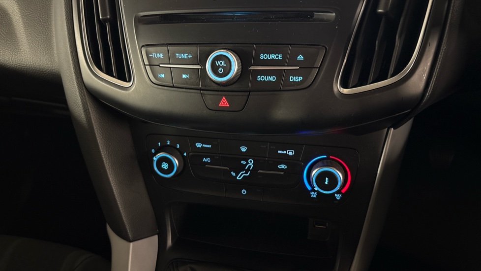 Ford Focus 1.0 EcoBoost Zetec 5dr Petrol Hatchback - Image 35