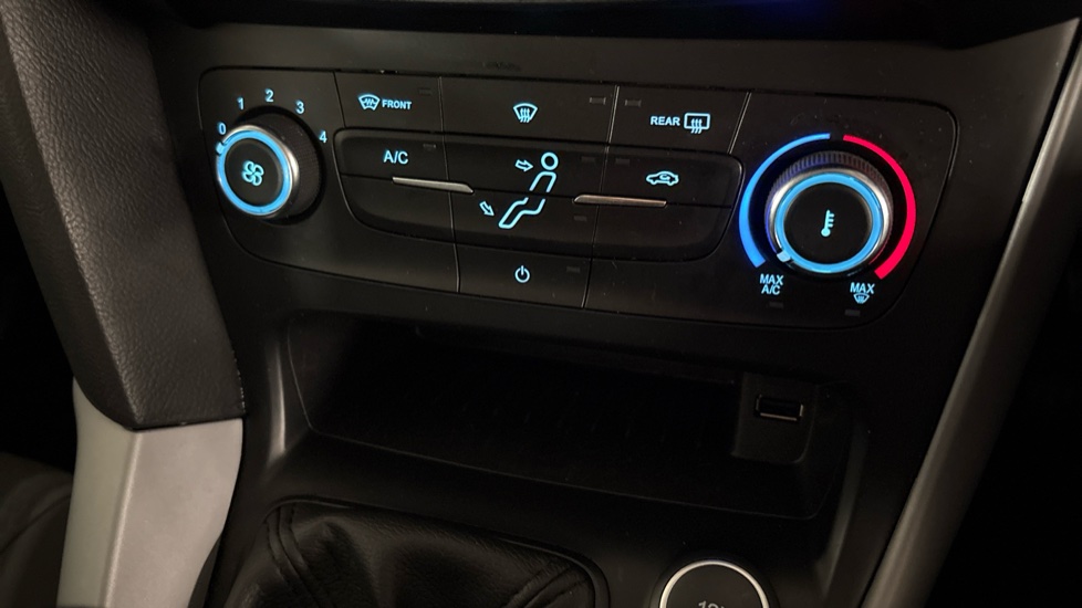 Ford Focus 1.0 EcoBoost Zetec 5dr Petrol Hatchback - Image 36