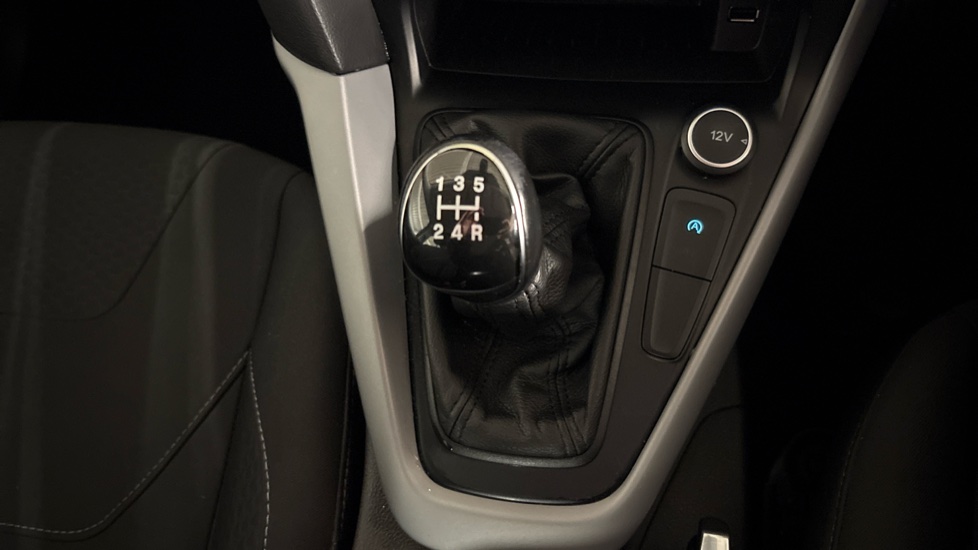 Ford Focus 1.0 EcoBoost Zetec 5dr Petrol Hatchback - Image 38