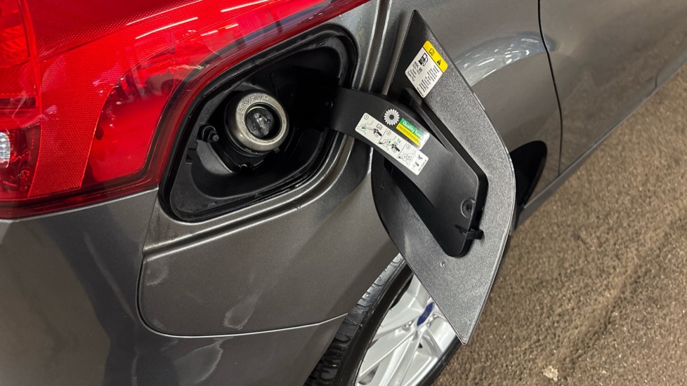 Ford Focus 1.0 EcoBoost Zetec 5dr Petrol Hatchback - Image 44