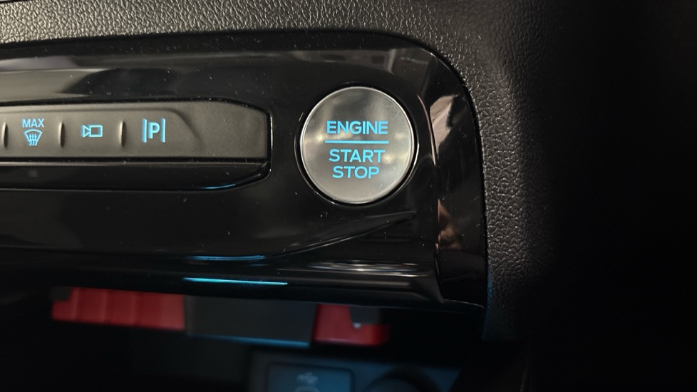 Ford Kuga 2.5 FHEV Active 5dr CVT Hybrid Estate - Image 32