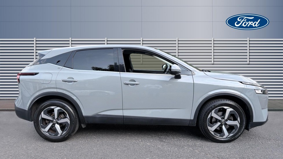 Nissan Qashqai 1.3 DiG-T MH N-Connecta 5dr Petrol Hatchback - Image 5