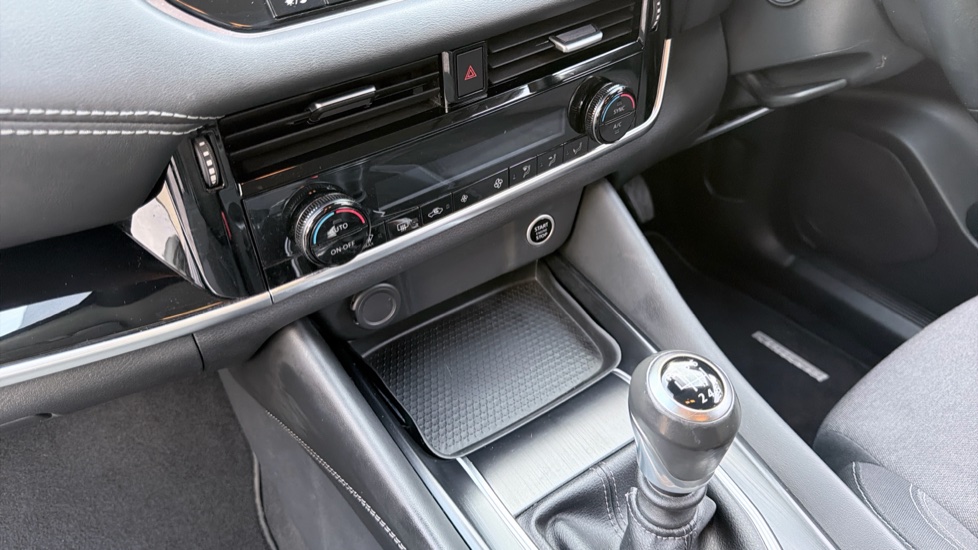 Nissan Qashqai 1.3 DiG-T MH N-Connecta 5dr Petrol Hatchback - Image 13