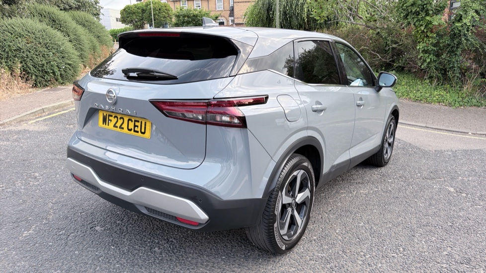 Nissan Qashqai 1.3 DiG-T MH N-Connecta 5dr Petrol Hatchback - Image 32