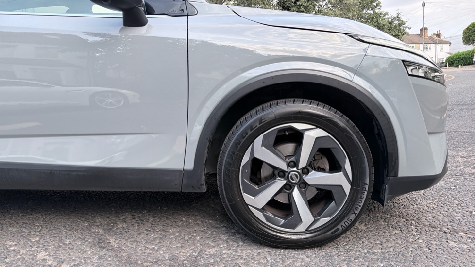 Nissan Qashqai 1.3 DiG-T MH N-Connecta 5dr Petrol Hatchback - Image 34