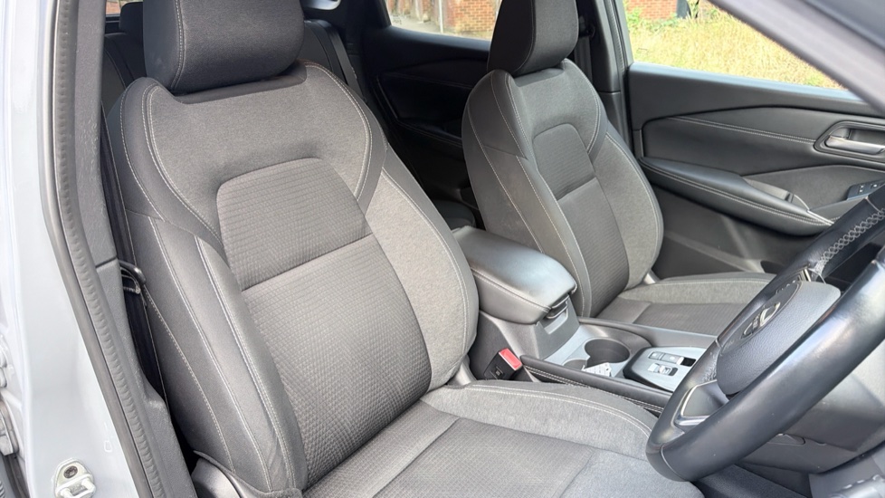 Nissan Qashqai 1.3 DiG-T MH N-Connecta 5dr Petrol Hatchback - Image 37
