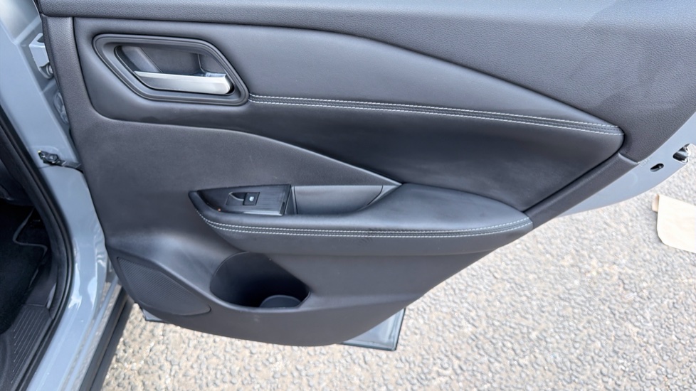 Nissan Qashqai 1.3 DiG-T MH N-Connecta 5dr Petrol Hatchback - Image 39