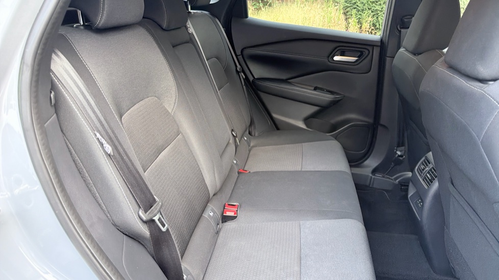 Nissan Qashqai 1.3 DiG-T MH N-Connecta 5dr Petrol Hatchback - Image 40
