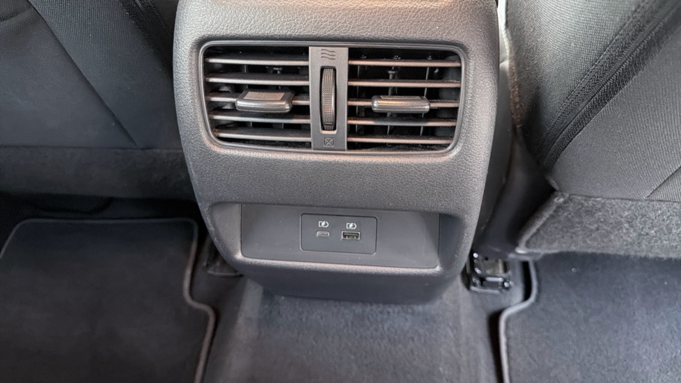 Nissan Qashqai 1.3 DiG-T MH N-Connecta 5dr Petrol Hatchback - Image 41