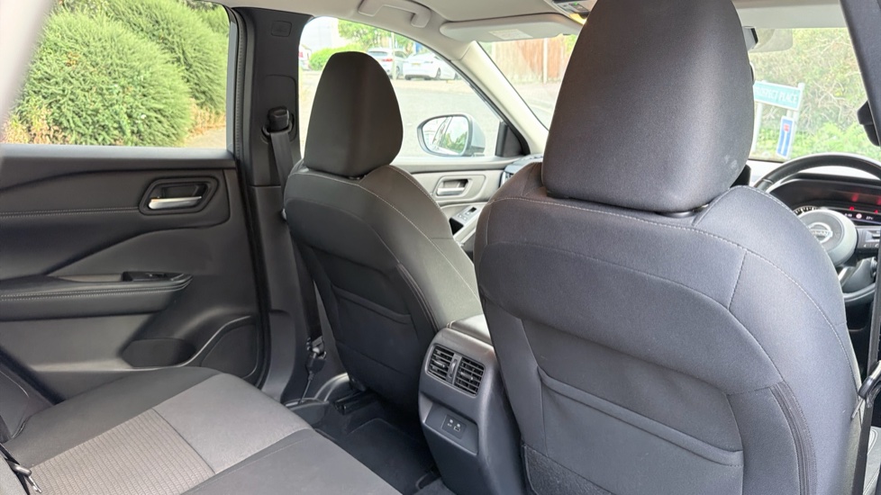 Nissan Qashqai 1.3 DiG-T MH N-Connecta 5dr Petrol Hatchback - Image 45