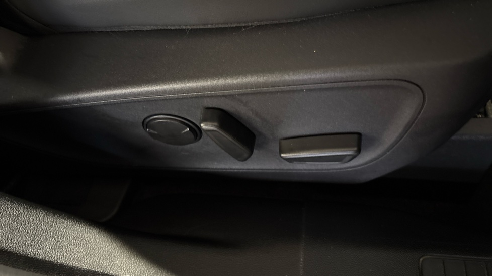 Ford Kuga 2.5 FHEV Vignale 5dr CVT Hybrid Estate - Image 43