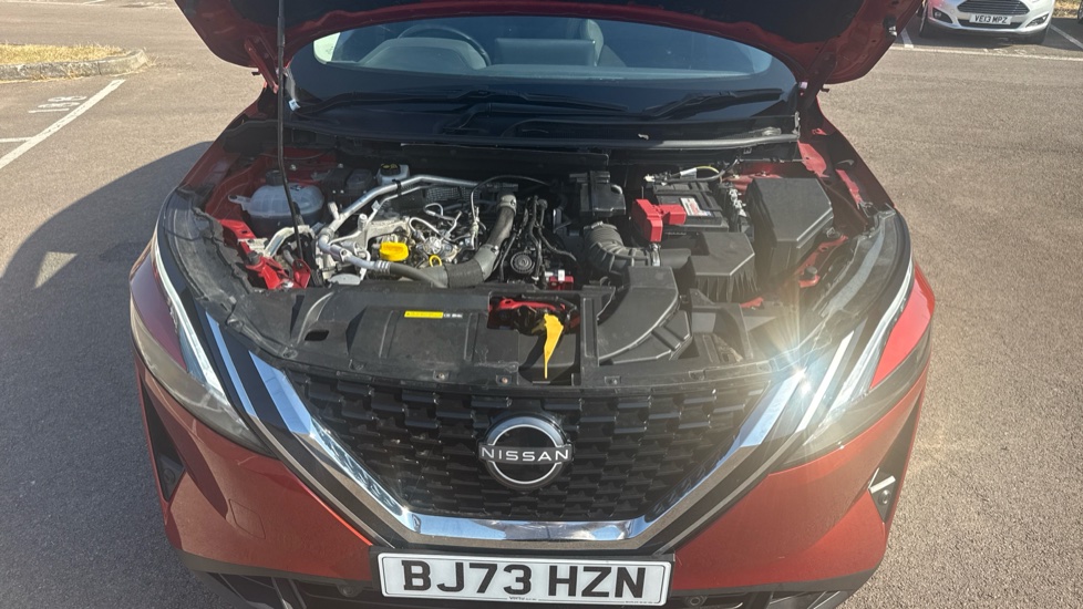Nissan Qashqai 1.3 DiG-T MH N-Connecta 5dr Petrol Hatchback - Image 8