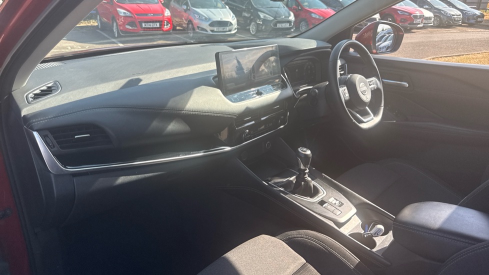 Nissan Qashqai 1.3 DiG-T MH N-Connecta 5dr Petrol Hatchback - Image 9