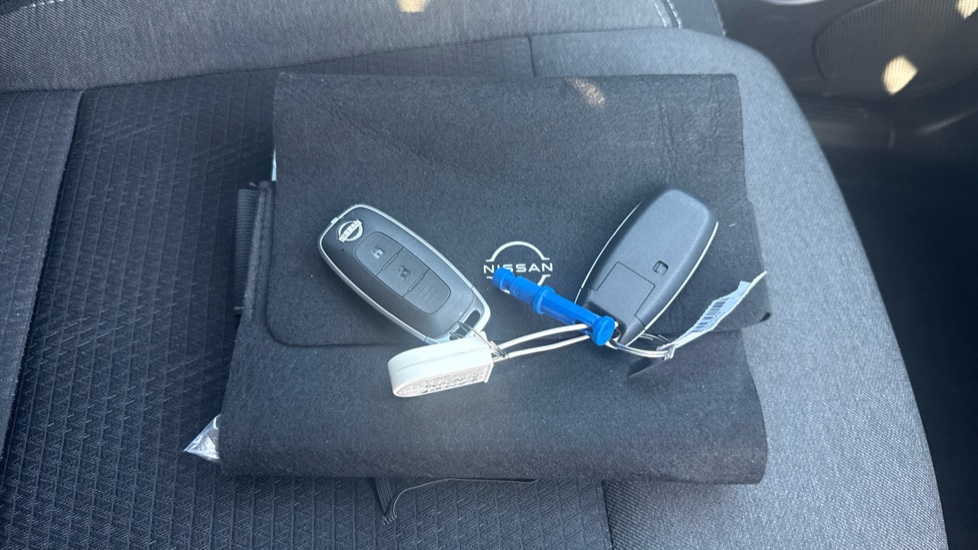 Nissan Qashqai 1.3 DiG-T MH N-Connecta 5dr Petrol Hatchback - Image 19
