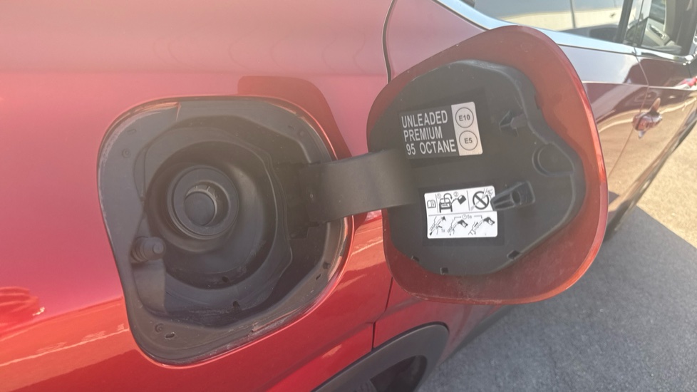 Nissan Qashqai 1.3 DiG-T MH N-Connecta 5dr Petrol Hatchback - Image 25
