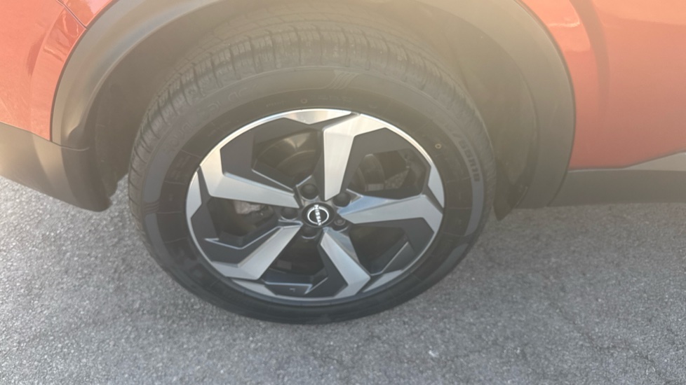 Nissan Qashqai 1.3 DiG-T MH N-Connecta 5dr Petrol Hatchback - Image 26