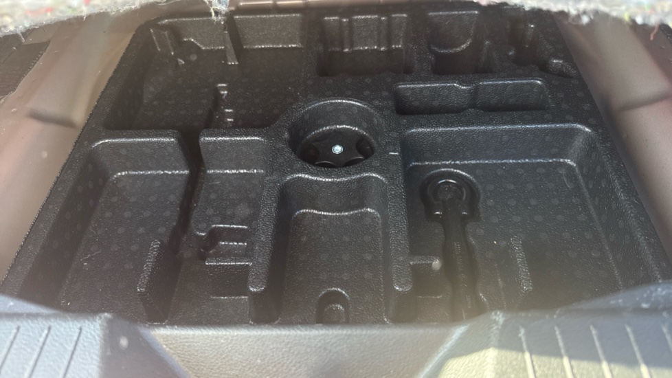 Nissan Qashqai 1.3 DiG-T MH N-Connecta 5dr Petrol Hatchback - Image 29