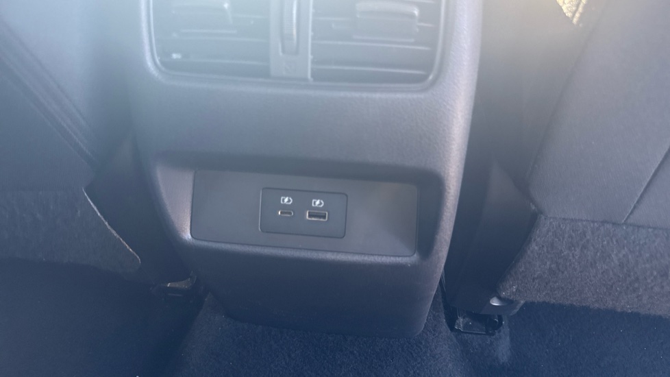 Nissan Qashqai 1.3 DiG-T MH N-Connecta 5dr Petrol Hatchback - Image 31