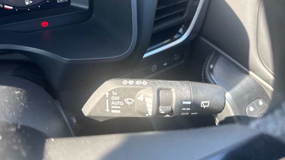 Nissan Qashqai 1.3 DiG-T MH N-Connecta 5dr Petrol Hatchback - Image 39