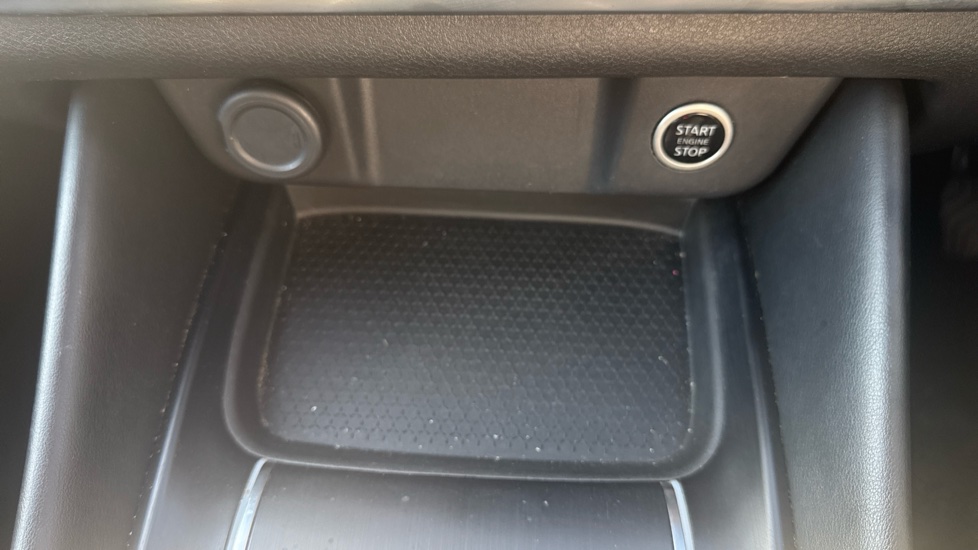 Nissan Qashqai 1.3 DiG-T MH N-Connecta 5dr Petrol Hatchback - Image 42