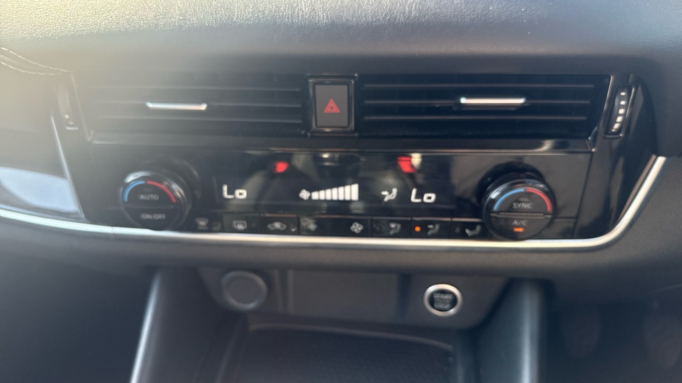 Nissan Qashqai 1.3 DiG-T MH N-Connecta 5dr Petrol Hatchback - Image 43