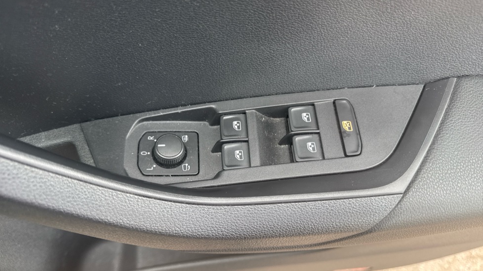 Skoda Karoq 1.5 TSI SE Technology 5dr DSG Petrol Estate - Image 30