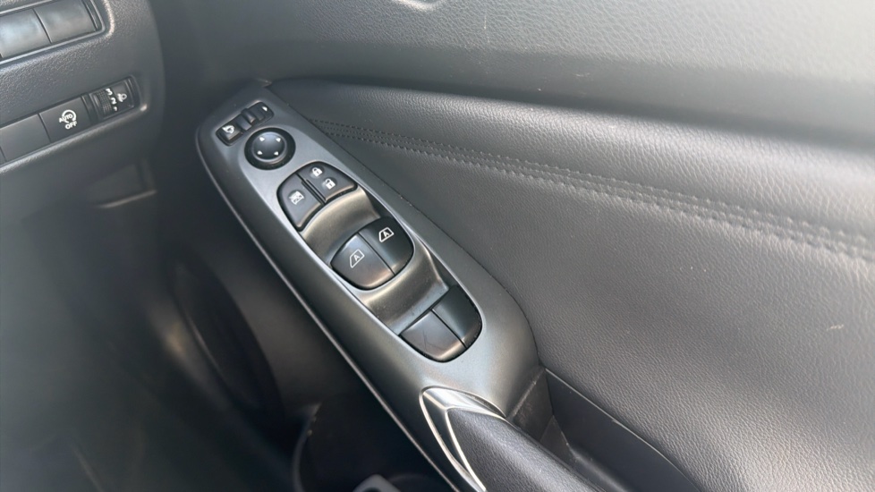 Nissan Juke 1.0 DiG-T N-Connecta 5dr DCT Petrol Hatchback - Image 32