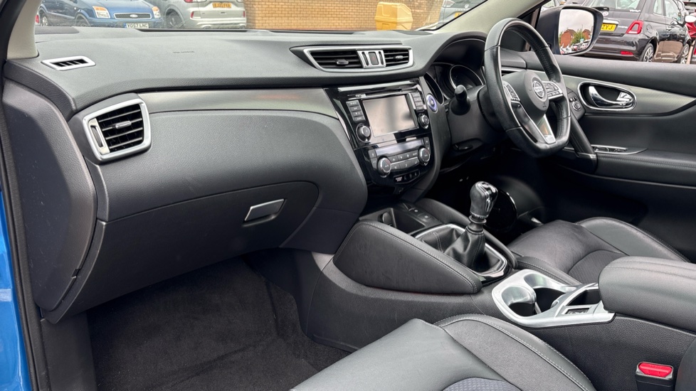 Nissan Qashqai 1.3 DiG-T 160 Tekna 5dr Petrol Hatchback - Image 9
