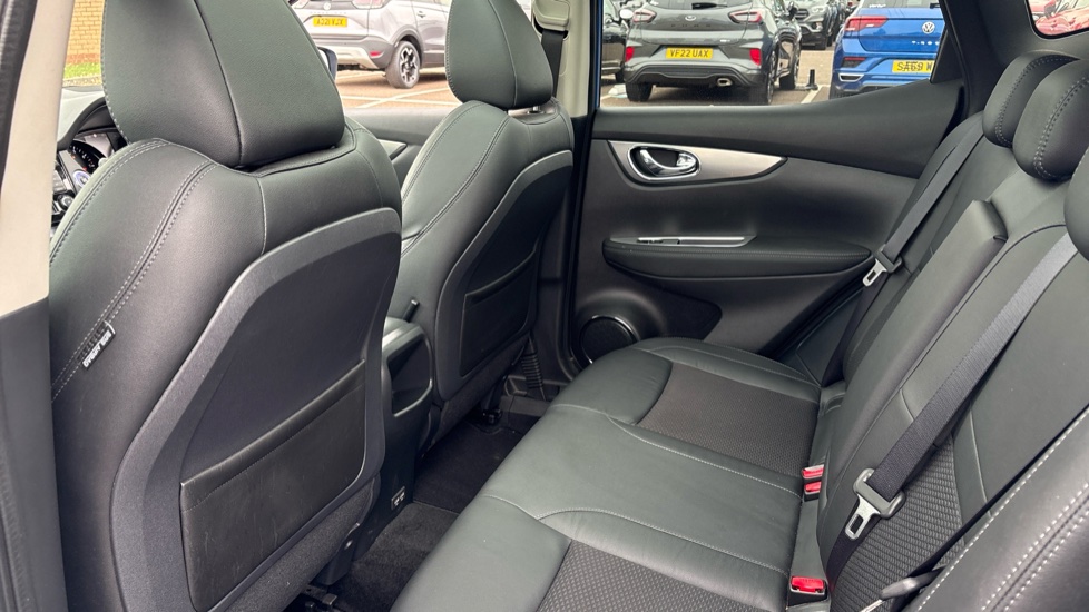 Nissan Qashqai 1.3 DiG-T 160 Tekna 5dr Petrol Hatchback - Image 16