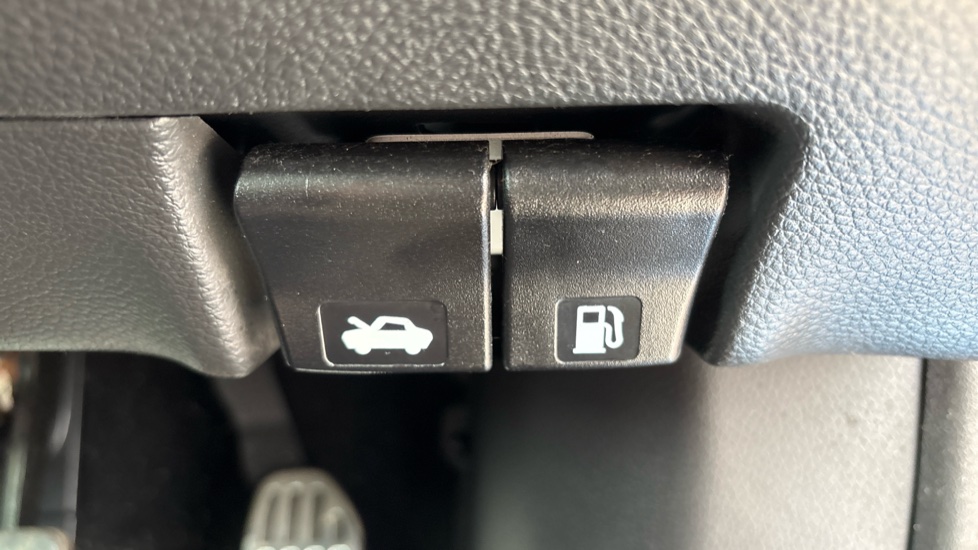 Nissan Qashqai 1.3 DiG-T 160 Tekna 5dr Petrol Hatchback - Image 21