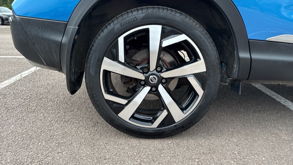 Nissan Qashqai 1.3 DiG-T 160 Tekna 5dr Petrol Hatchback - Image 31
