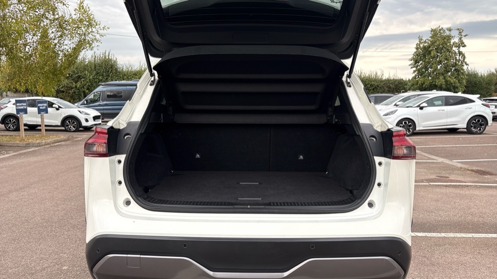 Nissan Qashqai 1.3 DiG-T MH N-Connecta 5dr Petrol Hatchback - Image 4