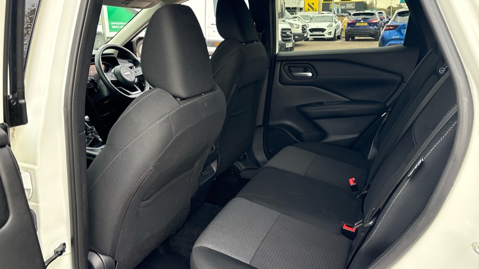 Nissan Qashqai 1.3 DiG-T MH N-Connecta 5dr Petrol Hatchback - Image 16