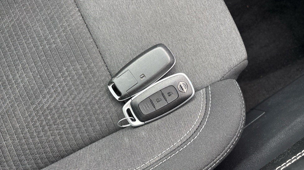 Nissan Qashqai 1.3 DiG-T MH N-Connecta 5dr Petrol Hatchback - Image 20