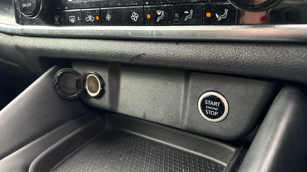 Nissan Qashqai 1.3 DiG-T MH N-Connecta 5dr Petrol Hatchback - Image 22