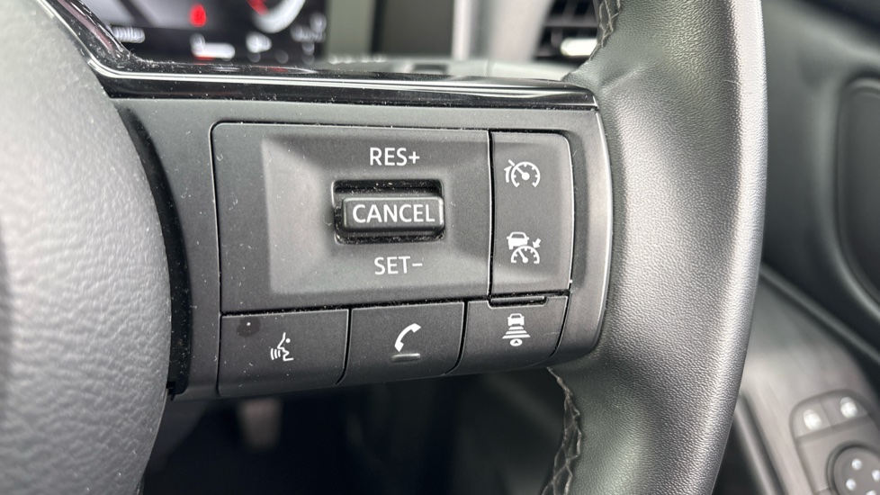 Nissan Qashqai 1.3 DiG-T MH N-Connecta 5dr Petrol Hatchback - Image 25