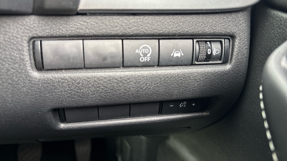Nissan Qashqai 1.3 DiG-T MH N-Connecta 5dr Petrol Hatchback - Image 27