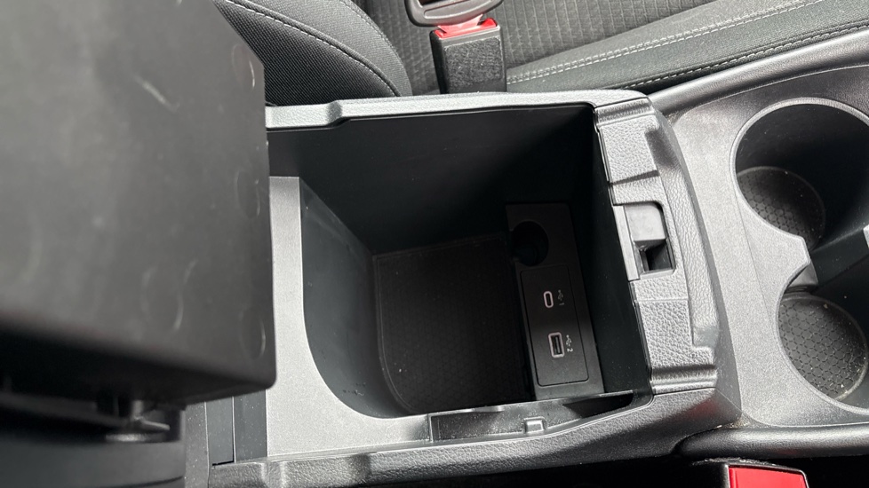 Nissan Qashqai 1.3 DiG-T MH N-Connecta 5dr Petrol Hatchback - Image 35